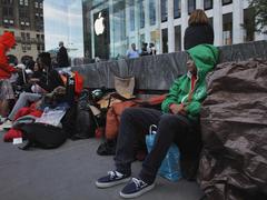 люди ждут продажи iPhone5