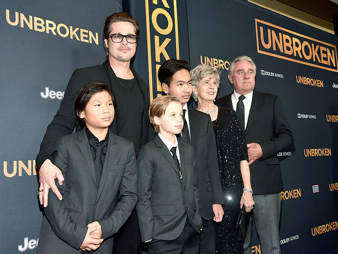 Брэд Питт с родителями и детьми