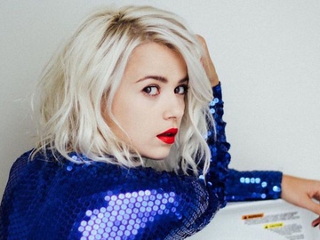 Міка Ньютон поділилася архівним кадром зі зйомки для чоловічого журналу