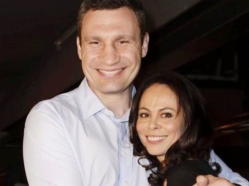 Три покоління: Колишня дружина Кличка зняла відео з дочкою, сестрою і мамою