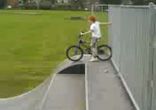 Падения мальца на велосипеде