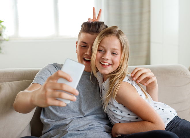 Привітання з Днем братів і сестер