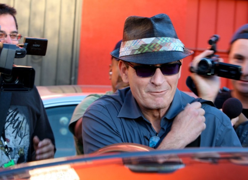 Чарлі Шин поцілував мужика 