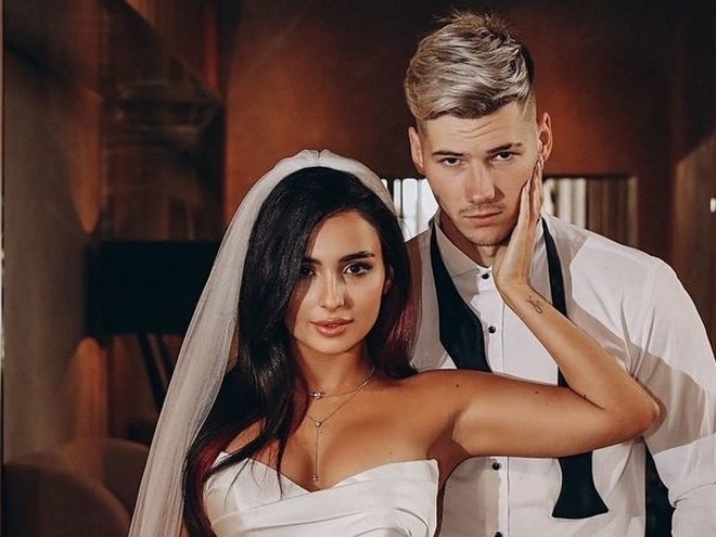 «Став не на той шлях»: Трінчер висловилася про ексчоловіка, який втік з України