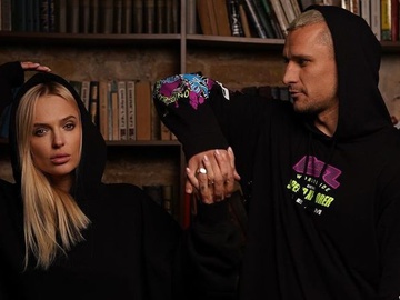 Дівчина Цимбалюка продемонструвала фігуру у мокрому купальнику