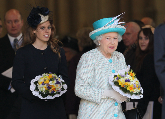 Принцеса Беатріс і Єлизавета ІІ