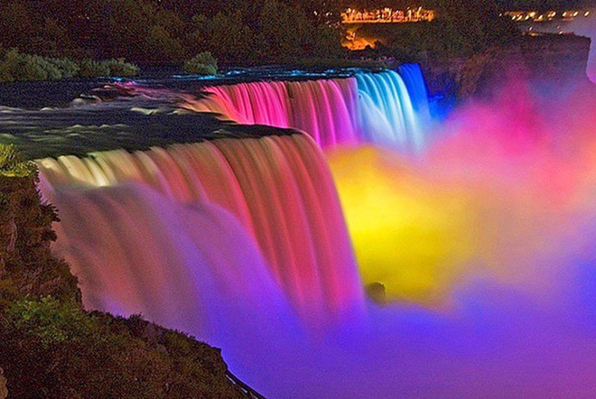 Невероятное зрелище. Ниагарский водопад ночью