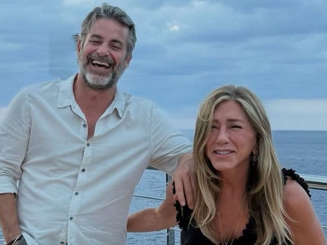 Еністон опублікувала свіже селфі з коханим-гіпнотерапевтом