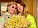 Анна Саліванчук та її мама знялися на пляжі у білих купальниках