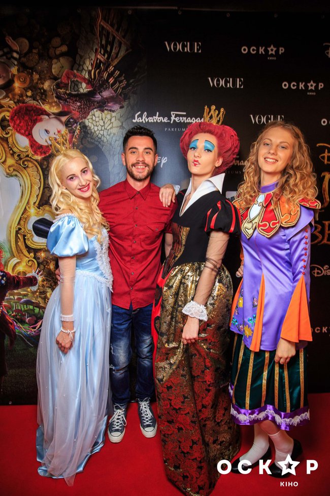 Аліса в Задзеркаллі прем'єра