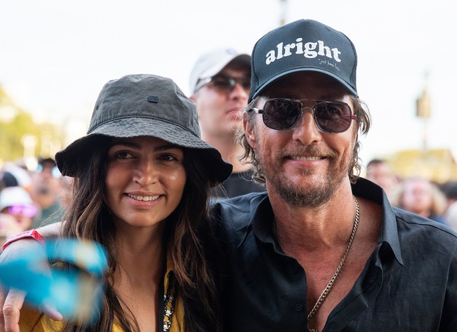 «Гаряча матуся»: Меттью Макконахі привітав із 41-річчям дружину-модель