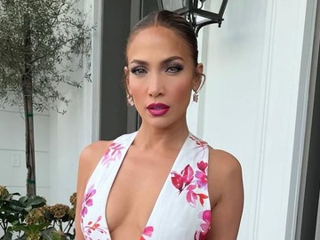 "Цілковито дивовижно": Дженніфер Лопес показала фото в мереживній спідній білизні