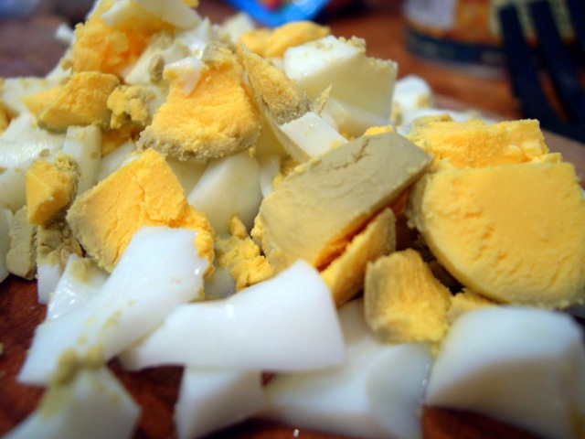 Салат с тунцом, кукурузой и горошком