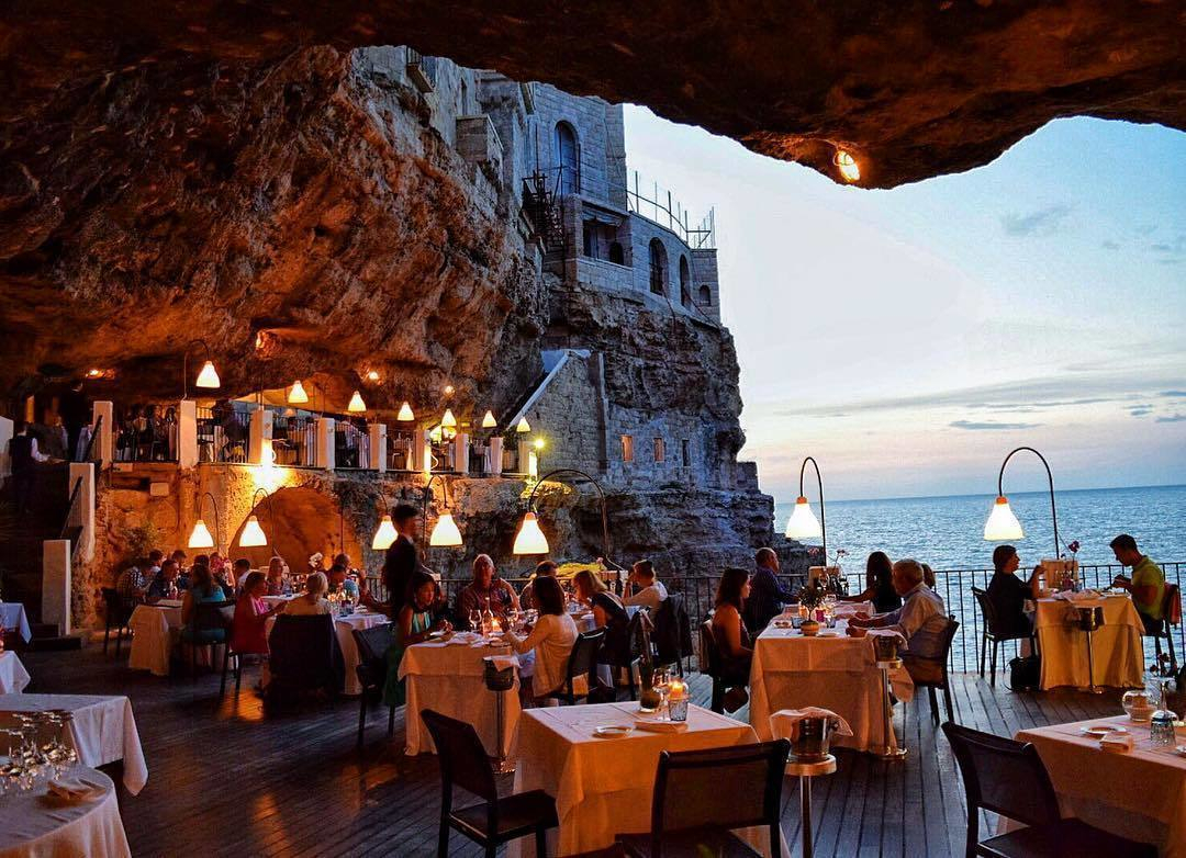 10 самых оригинальных ресторанов мира: Grotta Palazzese. Полиньяно-а-Маре, Италия