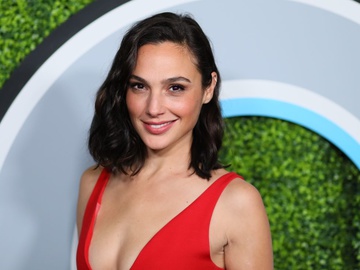 «Диво-жінка» Галь Гадот показала фігуру в купальнику після трьох пологів