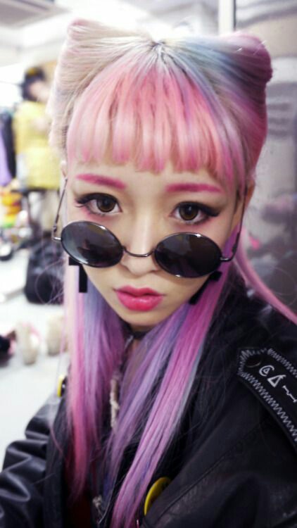 Кольорові брови