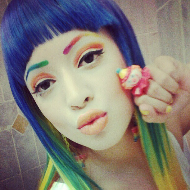 Кольорові брови