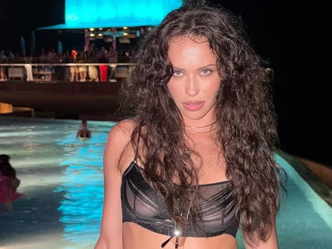 Маремуха продемонструвала ідеальну планку в леопардовому купальнику