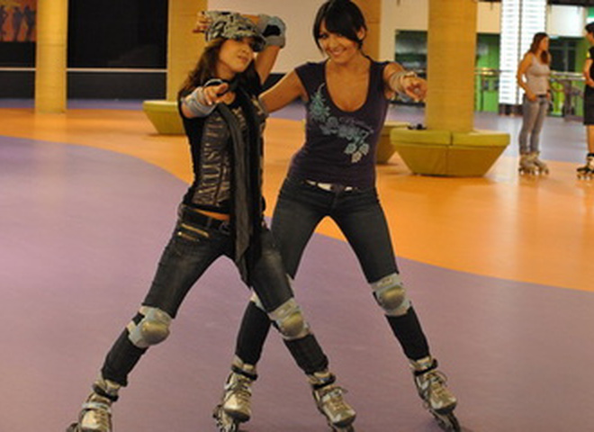 Ролики девушки получили в подарок от Томенко