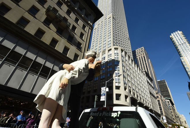 Статуя поцелуя моряка и медсестры на Таймс-сквер