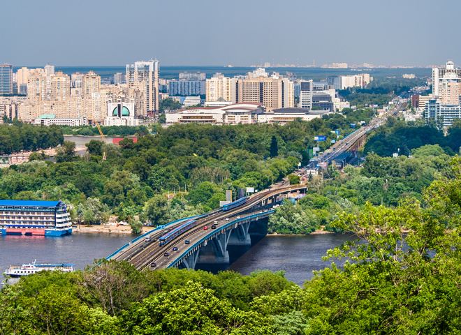 В Киеве перекрыли Мост метро: как иначе можно добраться с берега на берег