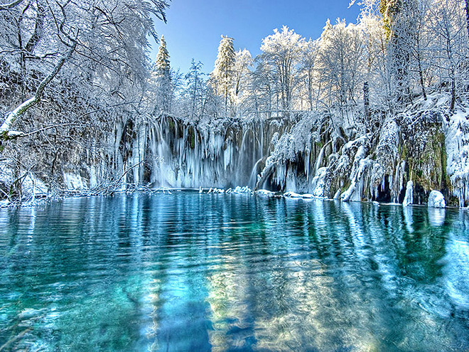 Дивовижні замерзлі водоспади