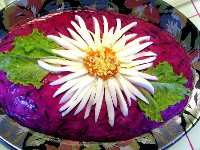 15 способов оригинально украсить салат "Селедка под шубой"