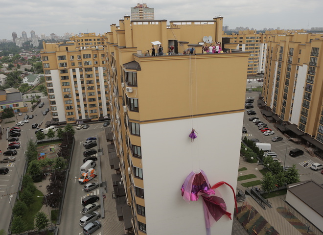 Сергій Нікітюк спустив моделей з даху висотки