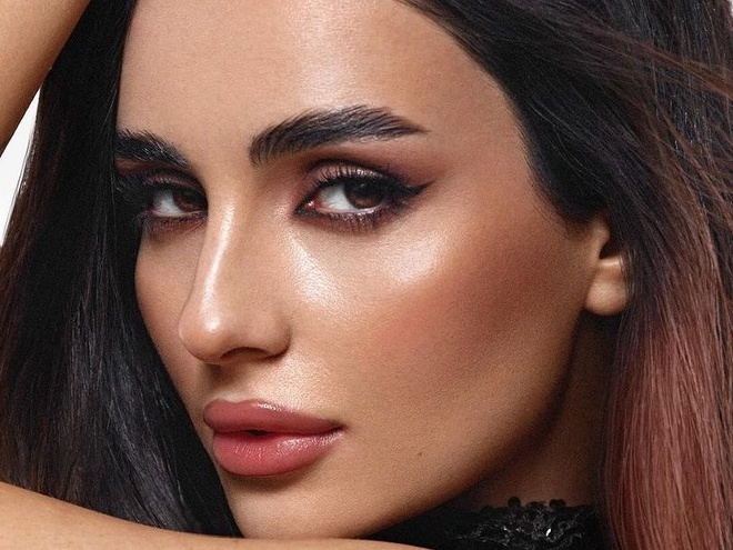 Трінчер показала п'янкі фото в сукні-сітці й порадила розвивати рису