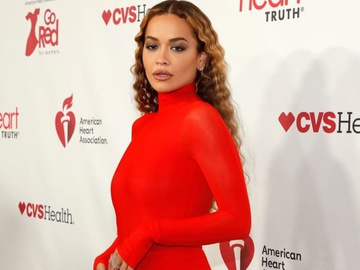 Ріта Ора похвалилася підтягнутою фігурою у сріблястому бікіні