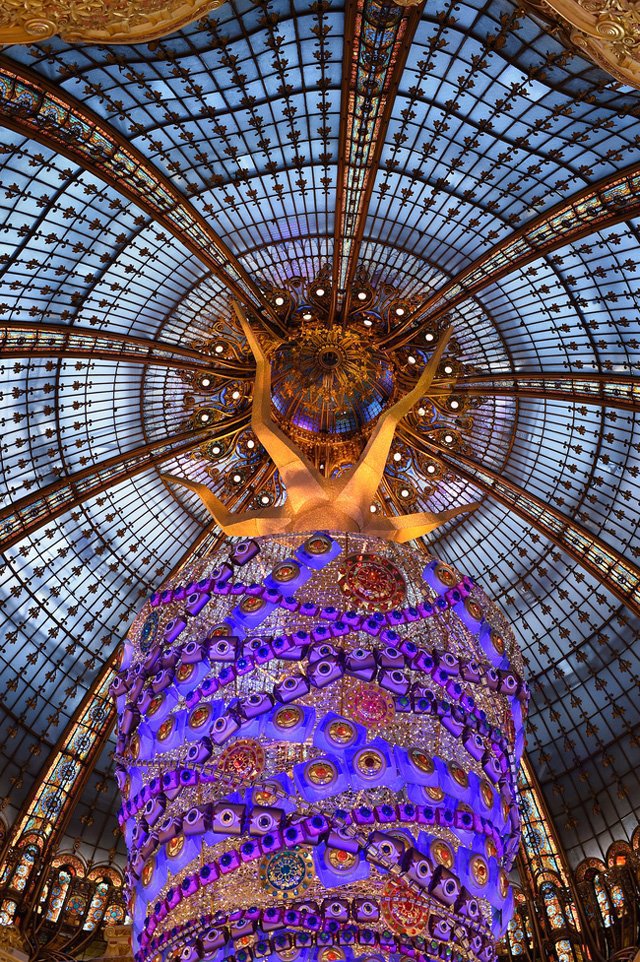 Найгарніші різдвяні вітрини світу: Galeries Lafayette