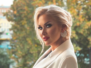 Бужинська показала, як провела час у Лондоні у синій сукні з жовтим колоссям