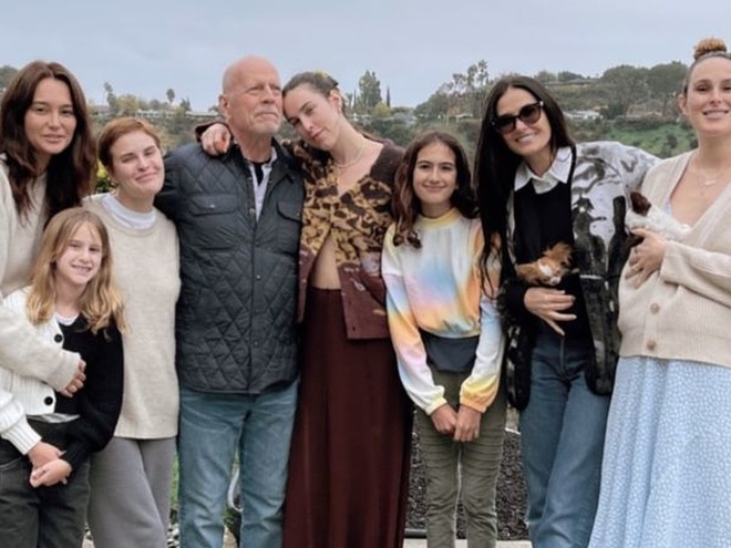 Демі Мур зняла на відео святкування 68-річчя її колишнього чоловіка Брюса Вілліса