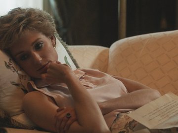 Элизабет Дебики в роли Принцессы Дианы в 5 сезоне сериала "Корона"