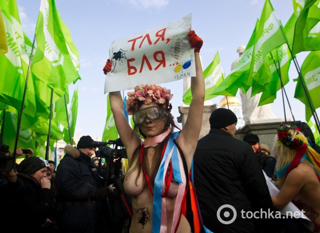 Акция FEMEN на митинге Яценюка