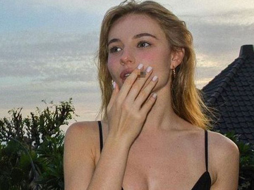 Василенко показала голяка сліди від засмаги на сідницях