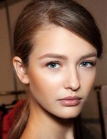 Как визуально увеличить глаза в нюдовом макияже