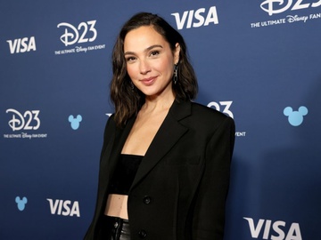 Зірка «Диво-жінки» Галь Гадот показала рідкісне фото з чоловіком та чотирма дітьми