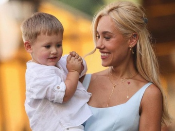 Квіткова показала, як на ній тупцює син від Добриніна