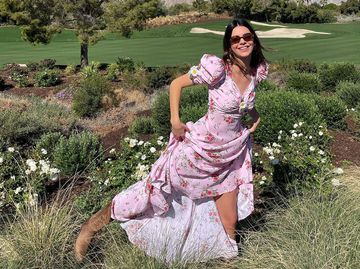 Кендалл Дженнер в модном платье с цветочным принтом