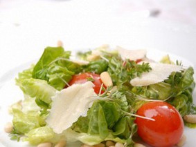 Зеленый салат с черри