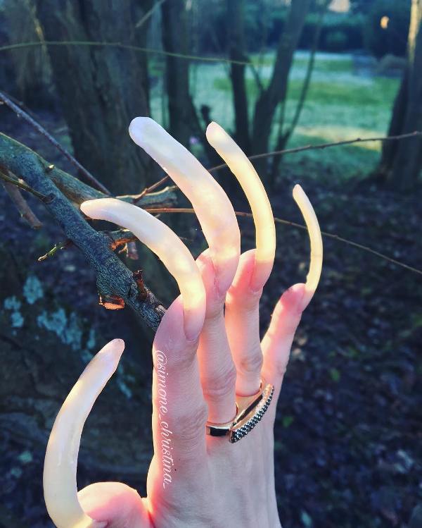 Симон Тейлор — 16-летняя школьница с бесконечно длинными ногтями