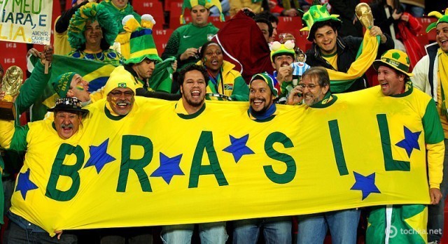 Бразиля фото: Бразильские футбольные болельщики