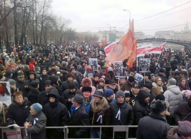 У центрі Москви за годину до мітингу збираються сотні протестувальників