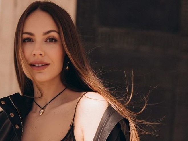 «Відьми не старіють»: Ексдружина Остапчука показала, як у мінісукні зустрічає 38-річчя