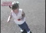 Малышка испугалась собственной тени