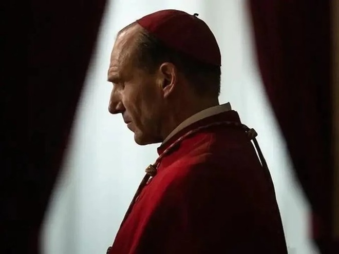 Конклав: Рейф Файнс, Стенлі Туччі та Ізабелла Росселліні в детективному трилері про інтриги Ватикану