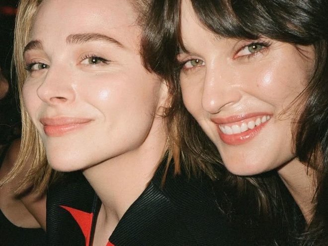 Хлоя Морец натякнула на заручини з дівчиною через 2 місяці після камінг-ауту