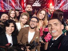 Один в один: зіркове селфі M1 Music Awards порівнюють з популярним знімком Еллен Дедженерес