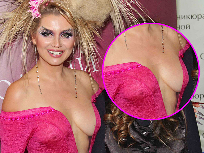 Лена Ленина показала грудь